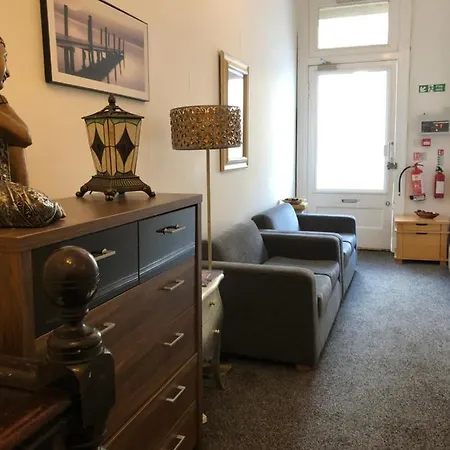 Renfrew At Centre Bed & Breakfast *