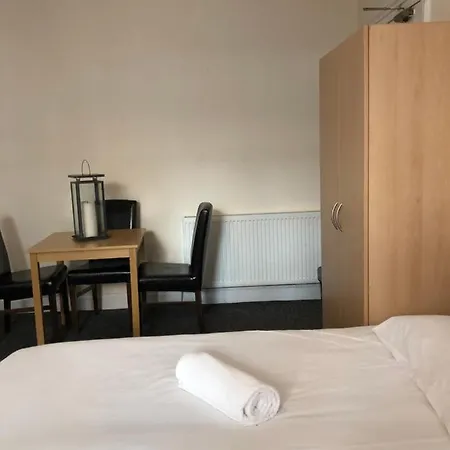 Renfrew At Centre * غلاسغو