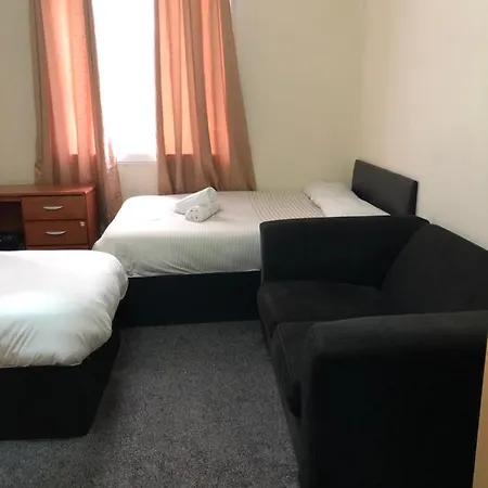 Renfrew At Centre Bed and Breakfast