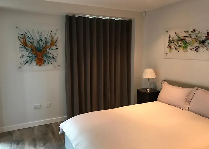 Riverside West End Apartman