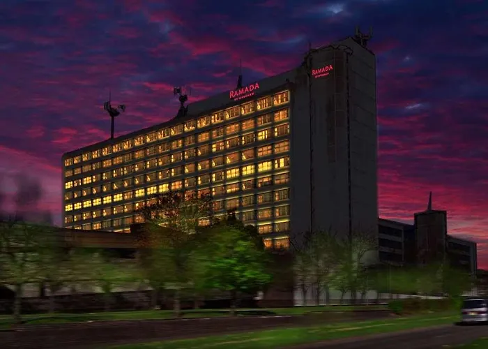 Ramada By Wyndham East Kilbride מלון 3*