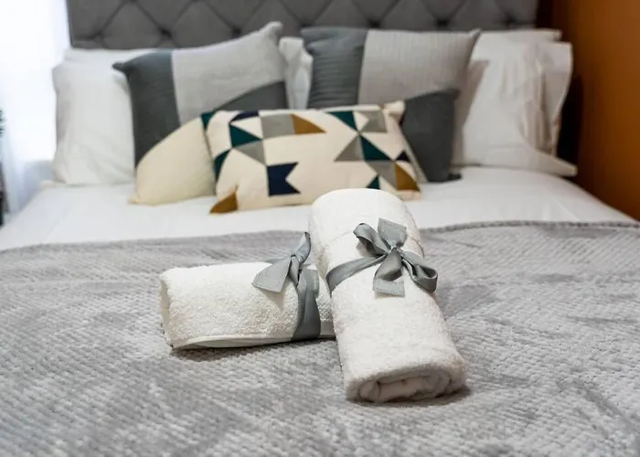 Cheerful 2 Bedroom Homely Apartment, Sleeps 4 Guest Comfy, 1x Double Bed, 2x Single Beds, Free Parking, Free Wifi, Suitable For Business, Leisure Guest, Contractors, Qe Hospital, Glasgow, Near Airport & Centre, Perfect For Common Wealth Games 20 Apartment