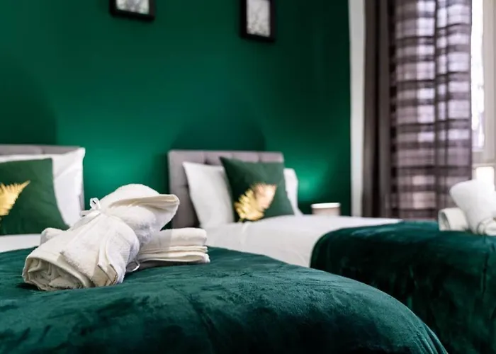 Cheerful Homely Apartment: Cozy Near Airport