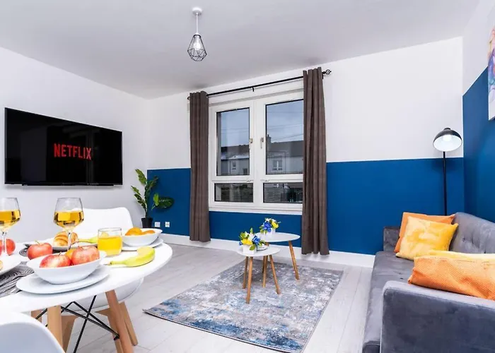 Lägenhet Cheerful 2 Bedroom Homely Apartment, Sleeps 4 Guest Comfy, 1x Double Bed, 2x Single Beds, Free Parking, Free Wifi, Suitable For Business, Leisure Guest, Contractors, Qe Hospital, Glasgow, Near Airport & Centre, Perfect For Common Wealth Games 20 *