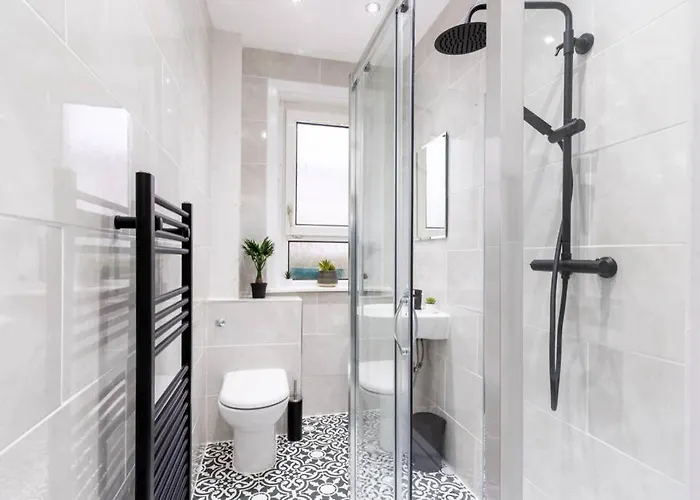 Cheerful Homely Apartment: Cozy Near Airport Apartment