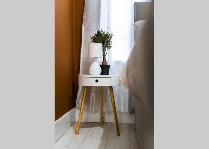 Апартаменты Cheerful 2 Bedroom Homely Apartment, Sleeps 4 Guest Comfy, 1x Double Bed, 2x Single Beds, Free Parking, Free Wifi, Suitable For Business, Leisure Guest, Contractors, Qe Hospital, Glasgow, Near Airport & Centre, Perfect For Common Wealth Games 20