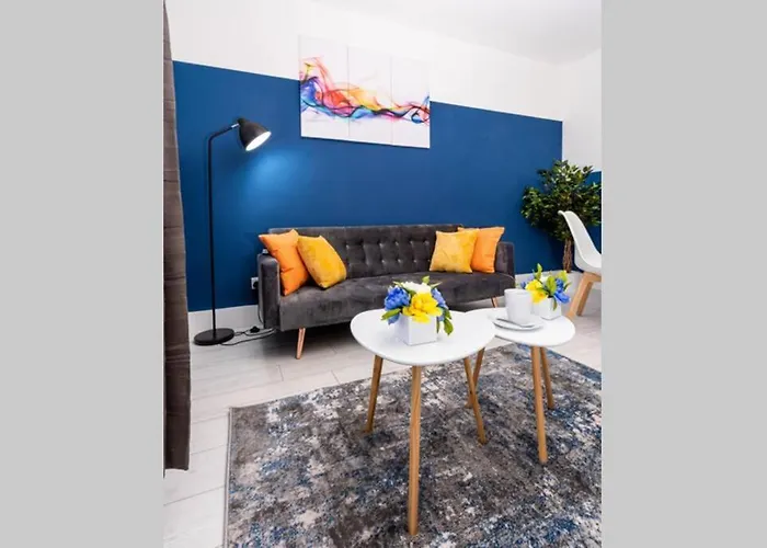 Cheerful 2 Bedroom Homely Apartment, Sleeps 4 Guest Comfy, 1x Double Bed, 2x Single Beds, Free Parking, Free Wifi, Suitable For Business, Leisure Guest, Contractors, Qe Hospital, Glasgow, Near Airport & Centre, Perfect For Common Wealth Games 20 *