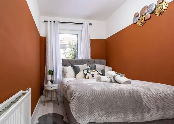 Cheerful Homely Apartment: Cozy Near Airport * Glasgow