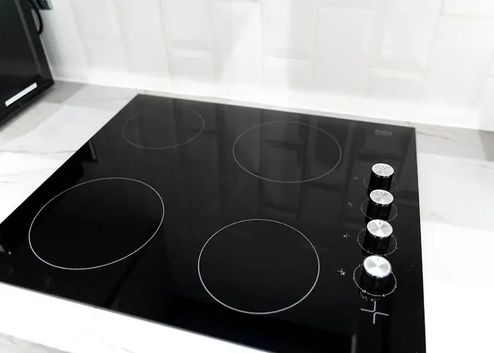 Cheerful Homely Apartment: Cozy Near Airport *