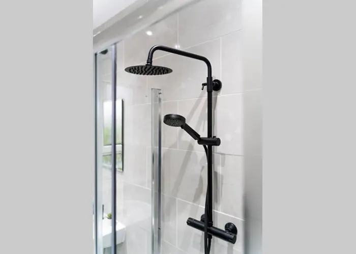 Cheerful Homely Apartment: Cozy Near Airport *