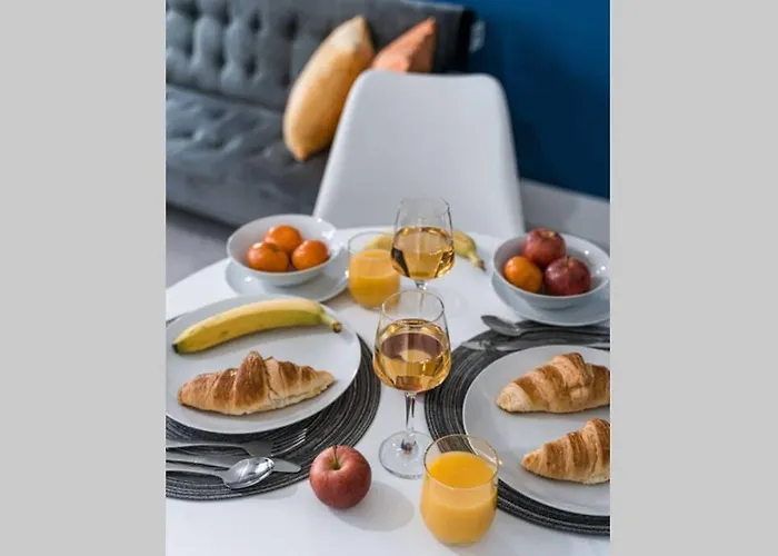 Cheerful 2 Bedroom Homely Apartment, Sleeps 4 Guest Comfy, 1x Double Bed, 2x Single Beds, Free Parking, Free Wifi, Suitable For Business, Leisure Guest, Contractors, Qe Hospital, Glasgow, Near Airport & Centre, Perfect For Common Wealth Games 20 *