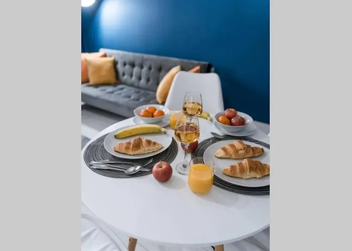 Cheerful Homely Apartment: Cozy Near Airport