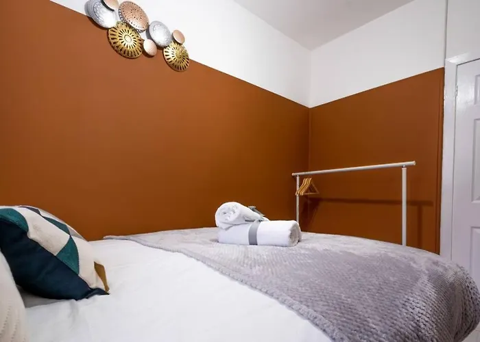 Cheerful Homely Apartment: Cozy Near Airport *