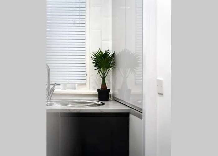 Cheerful Homely Apartment: Cozy Near Airport Apartment