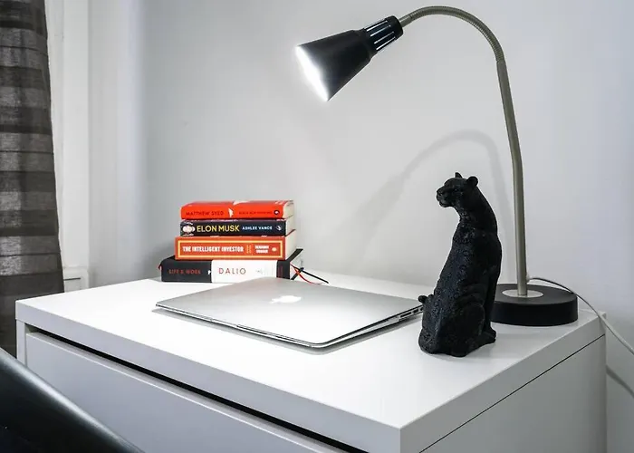 Cheerful Homely Apartment: Cozy Near Airport Apartment *