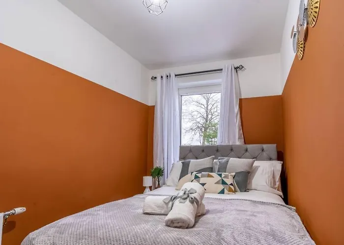 Cheerful 2 Bedroom Homely Apartment, Sleeps 4 Guest Comfy, 1x Double Bed, 2x Single Beds, Free Parking, Free Wifi, Suitable For Business, Leisure Guest, Contractors, Qe Hospital, Glasgow, Near Airport & Centre, Perfect For Common Wealth Games 20 * Глазго