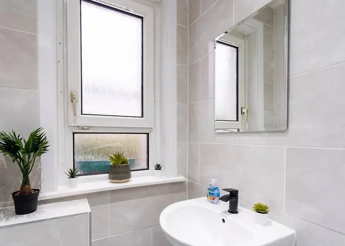 Cheerful 2 Bedroom Homely Apartment, Sleeps 4 Guest Comfy, 1x Double Bed, 2x Single Beds, Free Parking, Free Wifi, Suitable For Business, Leisure Guest, Contractors, Qe Hospital, Glasgow, Near Airport & Centre, Perfect For Common Wealth Games 20 * Глазго