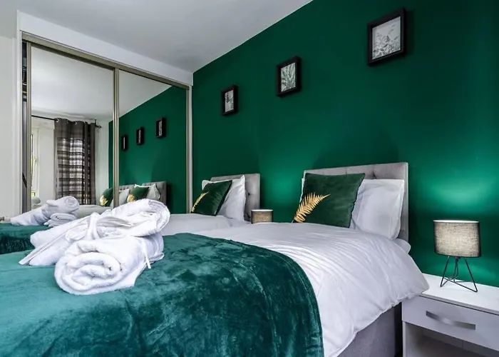 Cheerful 2 Bedroom Homely Apartment, Sleeps 4 Guest Comfy, 1x Double Bed, 2x Single Beds, Free Parking, Free Wifi, Suitable For Business, Leisure Guest, Contractors, Qe Hospital, Glasgow, Near Airport & Centre, Perfect For Common Wealth Games 20 * Glasgow