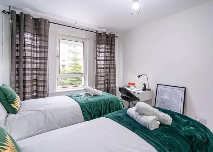 Апартаменты Cheerful 2 Bedroom Homely Apartment, Sleeps 4 Guest Comfy, 1x Double Bed, 2x Single Beds, Free Parking, Free Wifi, Suitable For Business, Leisure Guest, Contractors, Qe Hospital, Glasgow, Near Airport & Centre, Perfect For Common Wealth Games 20
