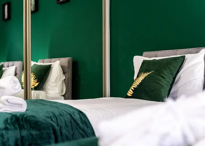 Апартаменты Cheerful 2 Bedroom Homely Apartment, Sleeps 4 Guest Comfy, 1x Double Bed, 2x Single Beds, Free Parking, Free Wifi, Suitable For Business, Leisure Guest, Contractors, Qe Hospital, Glasgow, Near Airport & Centre, Perfect For Common Wealth Games 20 *