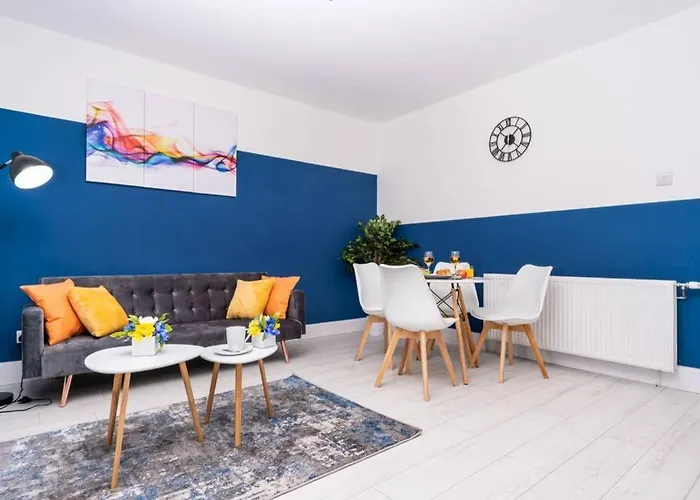 Cheerful Homely Apartment: Cozy Near Airport