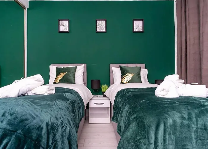 Апартаменты Cheerful 2 Bedroom Homely Apartment, Sleeps 4 Guest Comfy, 1x Double Bed, 2x Single Beds, Free Parking, Free Wifi, Suitable For Business, Leisure Guest, Contractors, Qe Hospital, Glasgow, Near Airport & Centre, Perfect For Common Wealth Games 20