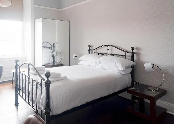 Beautiful, Traditional 2 Bed Flat W Free Parking - Pass The Keys