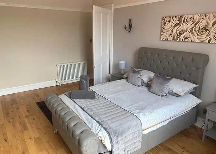 West End - Stunning, Spacious, 3 Bedroom, Main Door Flat With Private Parking * Glasgow