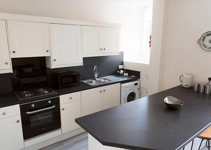 Bright 2 Bed Ground Floor Flat Next To Byres Road شقة