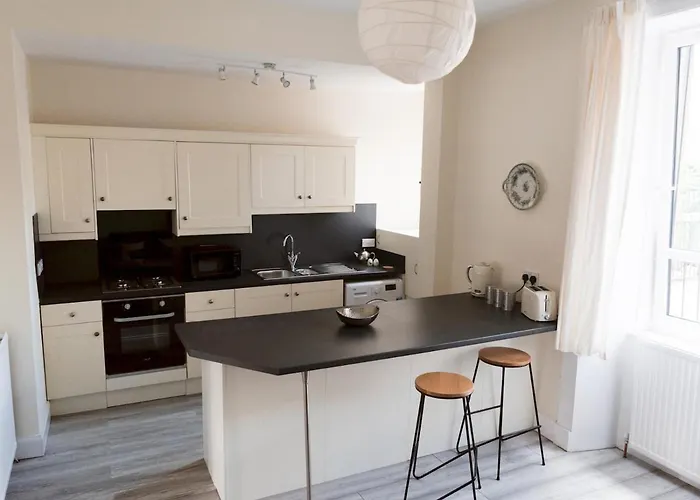 Bright 2 Bed Ground Floor Flat Next To Byres Road *