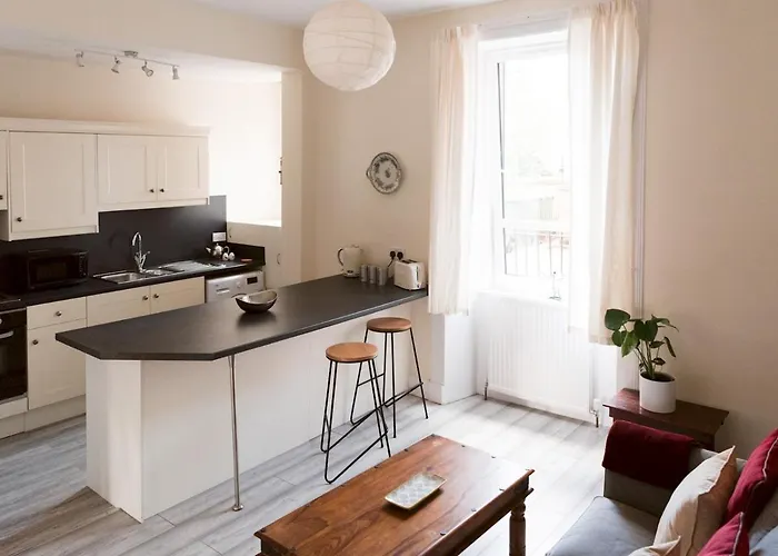 Bright 2 Bed Ground Floor Flat Next To Byres Road *