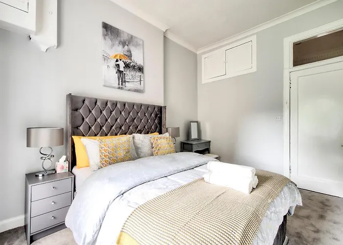 Pass The Keys Stylish 2 Bed In Heart Of West End Apartment *