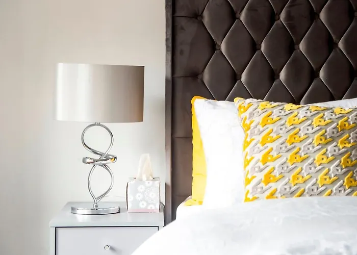 Pass The Keys Stylish 2 Bed In Heart Of West End Apartment