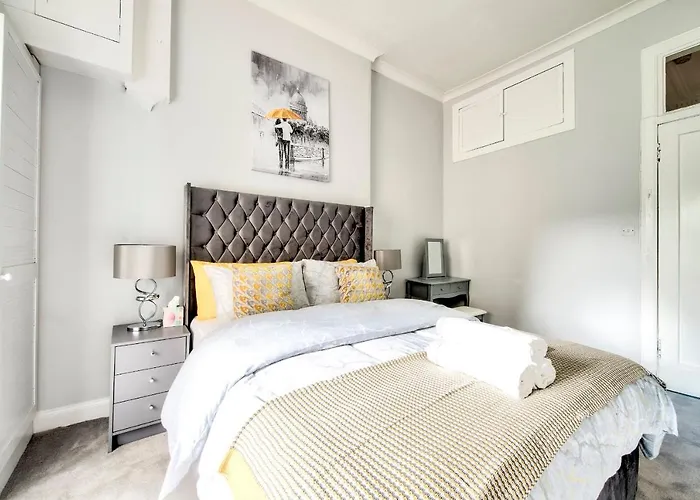 Pass The Keys Stylish 2 Bed In Heart Of West End