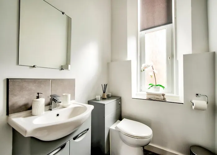 Pass The Keys Stylish 2 Bed In Heart Of West End