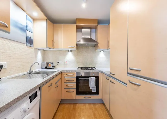 Modern 2 Bed Broompark/central Apt. With Parking