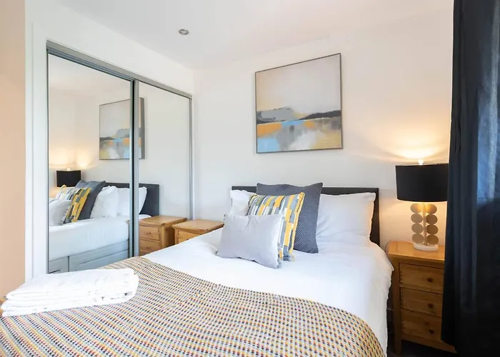 Modern 2 Bed Broompark/central Apt. With Parking Apartment