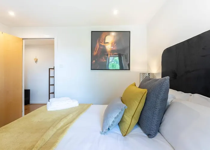 Modern 2 Bed Broompark/central Apt. With Parking * Glasgow