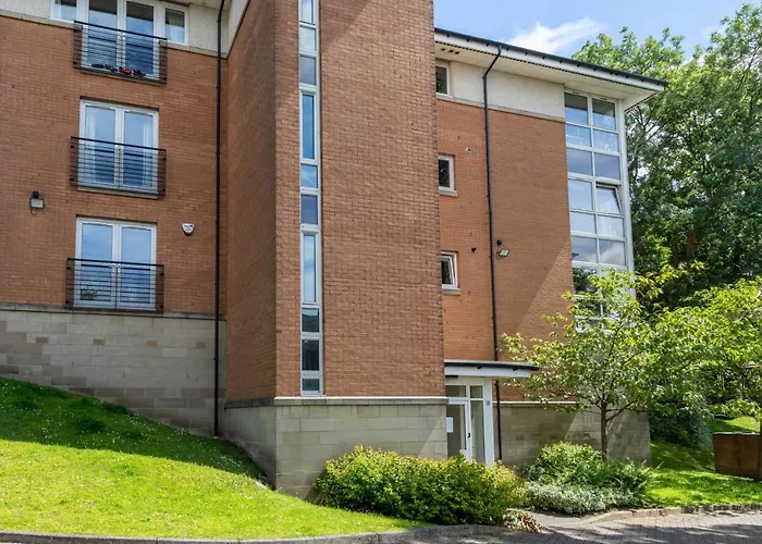 Modern 2 Bed Broompark/central Apt. With Parking * Glasgow