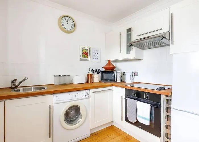 Fresh, Modern West End Beside Hydro *