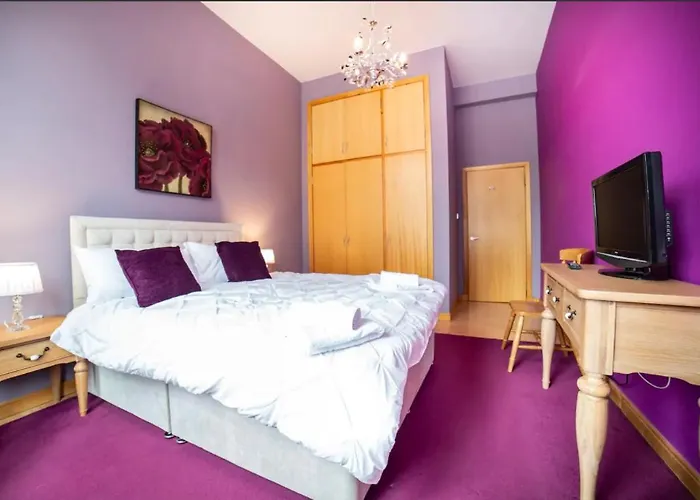 Renfield Apartment, Bright And Spacious Apartment *