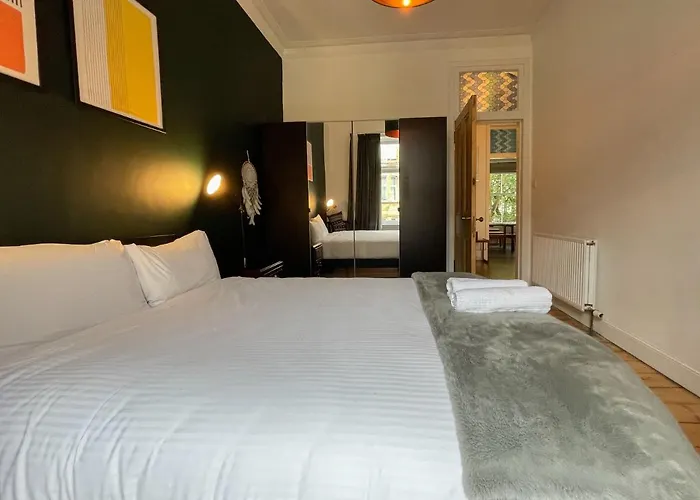 West End - Botanic Gardens Glasgow