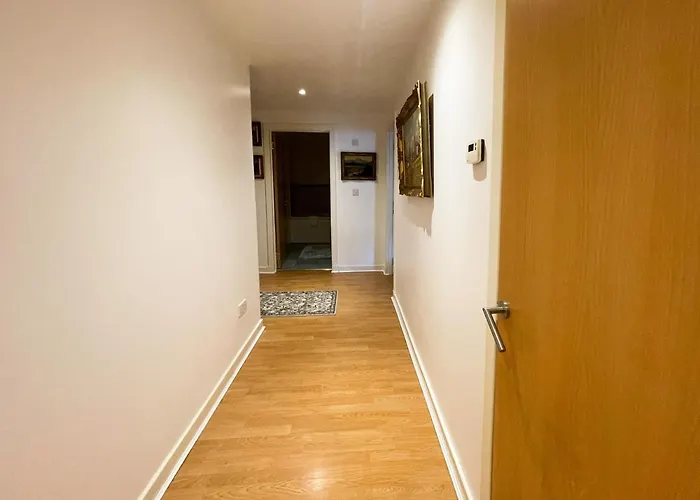 Kelvingrove 2 Bedroom - Private Parking