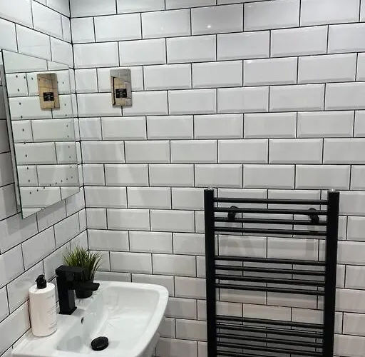 Cheerful 2 Bedroom Homely Apartment, Sleeps 4 Guest Comfy, 3x Double Bed, Parking, Free Wifi, Suitable For Business, Leisure Guest,glasgow, West End, Near Centre, Perfect For Common Wealth Games 2026 * 글라스고