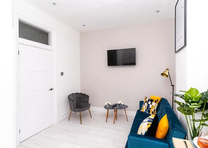 Cheerful 2 Bedroom Homely Apartment, Sleeps 4 Guest Comfy, 3x Double Bed, Parking, Free Wifi, Suitable For Business, Leisure Guest,glasgow, West End, Near Centre, Perfect For Common Wealth Games 2026 * 글라스고