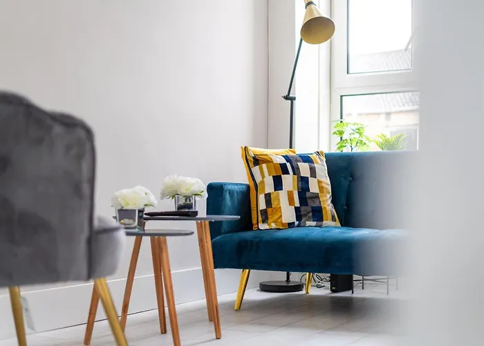 Cheerful 2 Bedroom Homely Apartment, Sleeps 4 Guest Comfy, 3x Double Bed, Parking, Free Wifi, Suitable For Business, Leisure Guest,glasgow, West End, Near Centre, Perfect For Common Wealth Games 2026 *