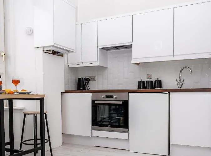 Cheerful 2 Bedroom Homely Apartment, Sleeps 4 Guest Comfy, 3x Double Bed, Parking, Free Wifi, Suitable For Business, Leisure Guest,glasgow, West End, Near Centre, Perfect For Common Wealth Games 2026 *