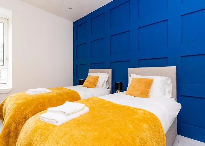 Cheerful 2 Bedroom Homely Apartment, Sleeps 4 Guest Comfy, 3x Double Bed, Parking, Free Wifi, Suitable For Business, Leisure Guest,glasgow, West End, Near Centre, Perfect For Common Wealth Games 2026