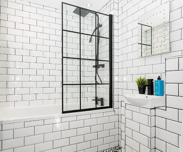 Apartman Cheerful 2 Bedroom Homely Apartment, Sleeps 4 Guest Comfy, 3x Double Bed, Parking, Free Wifi, Suitable For Business, Leisure Guest,glasgow, West End, Near Centre, Perfect For Common Wealth Games 2026 Glasgow