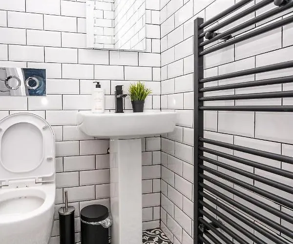 Cheerful 2 Bedroom Homely Apartment, Sleeps 4 Guest Comfy, 3x Double Bed, Parking, Free Wifi, Suitable For Business, Leisure Guest,glasgow, West End, Near Centre, Perfect For Common Wealth Games 2026 글라스고